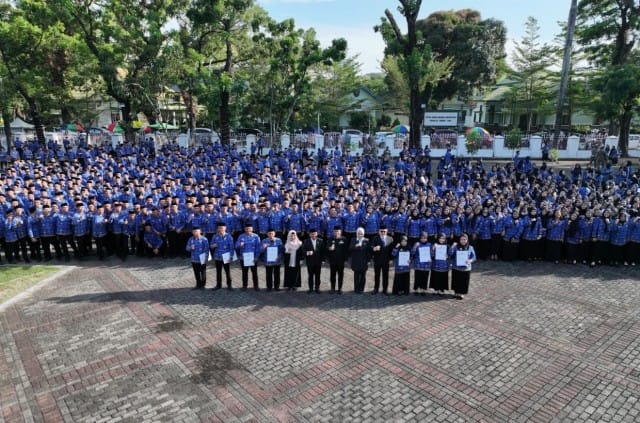 Di antara ribuan pegawai Pemerintah Provinsi Sulawesi Selatan yang mengikuti Pelantikan Pegawai Pemerintah dengan Perjanjian Kerja (PPPK) Tahap I Tahun 2024 di pelataran Kantor Gubernur Sulsel, Kamis, 31 Juli 2025, sosok Lalu Syafii menarik perhatian.