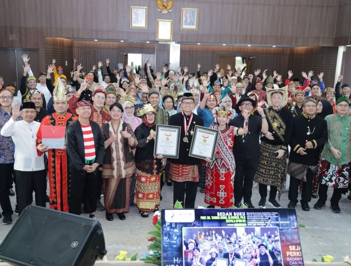Suasana penuh semangat menyelimuti ribuan pegawai BPOM di seluruh Indonesia Dalam sebuah peristiwa monumental dan bersejarah, salah satu ilmuwan dunia yang dimiliki indonesia Kepala Badan POM RI, Prof. Dr. Taruna Ikrar M.Biomed Ph.D meluncurkan dan membedah 7 buku karyanya.