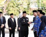 Gubernur Sulawesi Selatan Andi Sudirman Sulaiman menyerahkan Surat Keputusan (SK) kepada 6.624 Pegawai Pemerintah dengan Perjanjian Kerja (PPPK) formasi Tahun Anggaran 2024. Penyerahan dilakukan secara simbolis di Lapangan Upacara Rumah Jabatan Gubernur Sulsel, Kamis (31/7/2025).