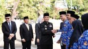 Gubernur Sulawesi Selatan Andi Sudirman Sulaiman menyerahkan Surat Keputusan (SK) kepada 6.624 Pegawai Pemerintah dengan Perjanjian Kerja (PPPK) formasi Tahun Anggaran 2024. Penyerahan dilakukan secara simbolis di Lapangan Upacara Rumah Jabatan Gubernur Sulsel, Kamis (31/7/2025).