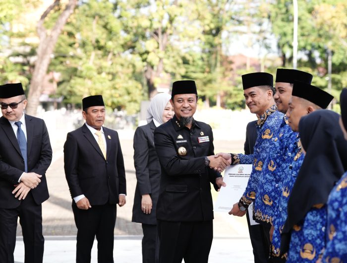 Gubernur Sulawesi Selatan Andi Sudirman Sulaiman menyerahkan Surat Keputusan (SK) kepada 6.624 Pegawai Pemerintah dengan Perjanjian Kerja (PPPK) formasi Tahun Anggaran 2024. Penyerahan dilakukan secara simbolis di Lapangan Upacara Rumah Jabatan Gubernur Sulsel, Kamis (31/7/2025).