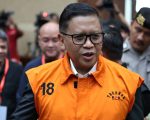 Sekretaris Jenderal PDI Perjuangan, Hasto Kristiyanto, terlihat meninggalkan Rumah Tahanan (Rutan) cabang Gedung Merah Putih KPK di Jakarta Selatan pada Jumat (1/8/2025) pagi. Ia muncul mengenakan rompi oranye dan kacamata hitam sebelum masuk ke mobil hitam pada pukul 09.04 WIB dan meninggalkan lokasi.