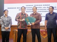 Komisi Pemberantasan Korupsi (KPK) kembali menunjukkan komitmennya dalam mengembalikan aset hasil tindak pidana korupsi kepada masyarakat. Kali ini, KPK menyerahkan hibah enam bidang tanah senilai total Rp26,7 miliar kepada Pemerintah Kabupaten Badung, Bali.