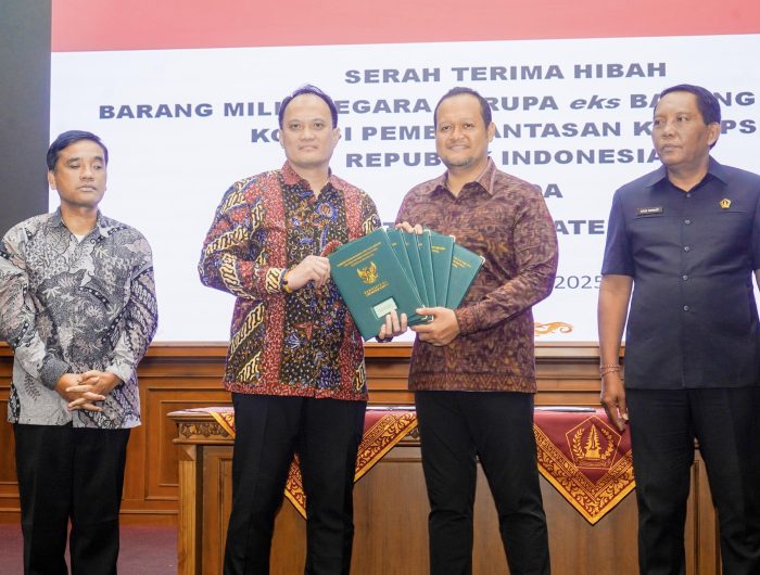 Komisi Pemberantasan Korupsi (KPK) kembali menunjukkan komitmennya dalam mengembalikan aset hasil tindak pidana korupsi kepada masyarakat. Kali ini, KPK menyerahkan hibah enam bidang tanah senilai total Rp26,7 miliar kepada Pemerintah Kabupaten Badung, Bali.
