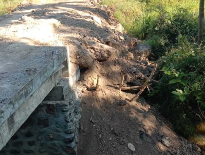 Pemuda Desa Mangge Asi mendesak Pemerintah Desa untuk segera menyelesaikan proyek jembatan jalan tani yang mengalami kerusakan. Proyek senilai Rp175 juta tersebut dinilai mangkrak dan hingga kini belum rampung, meskipun telah dikerjakan sejak lama.