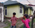 Kondisi Asrama Mahasiswa Dompu yang berlokasi di Kota Makassar menuai sorotan. Bangunan yang seharusnya menjadi tempat tinggal layak bagi mahasiswa asal Kabupaten Dompu, Nusa Tenggara Barat (NTB), justru dinilai tak layak huni. Hal ini diungkapkan Ketua RT 04 RW 10, Dzulfikry Djanas, saat ditemui Netral.co.id pada Selasa (22/07/2025).