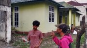 Kondisi Asrama Mahasiswa Dompu yang berlokasi di Kota Makassar menuai sorotan. Bangunan yang seharusnya menjadi tempat tinggal layak bagi mahasiswa asal Kabupaten Dompu, Nusa Tenggara Barat (NTB), justru dinilai tak layak huni. Hal ini diungkapkan Ketua RT 04 RW 10, Dzulfikry Djanas, saat ditemui Netral.co.id pada Selasa (22/07/2025).
