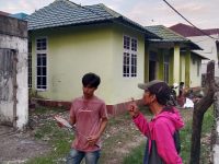 Kondisi Asrama Mahasiswa Dompu yang berlokasi di Kota Makassar menuai sorotan. Bangunan yang seharusnya menjadi tempat tinggal layak bagi mahasiswa asal Kabupaten Dompu, Nusa Tenggara Barat (NTB), justru dinilai tak layak huni. Hal ini diungkapkan Ketua RT 04 RW 10, Dzulfikry Djanas, saat ditemui Netral.co.id pada Selasa (22/07/2025).