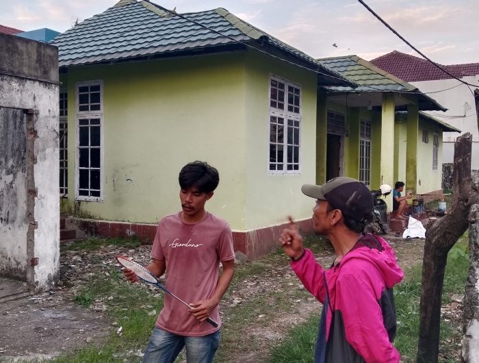 Kondisi Asrama Mahasiswa Dompu yang berlokasi di Kota Makassar menuai sorotan. Bangunan yang seharusnya menjadi tempat tinggal layak bagi mahasiswa asal Kabupaten Dompu, Nusa Tenggara Barat (NTB), justru dinilai tak layak huni. Hal ini diungkapkan Ketua RT 04 RW 10, Dzulfikry Djanas, saat ditemui Netral.co.id pada Selasa (22/07/2025).