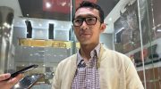 Komisi Pemberantasan Korupsi (KPK) menyatakan tengah menelaah sejumlah dokumen klarifikasi yang disampaikan oleh Menteri Koperasi dan Usaha Mikro, Kecil, dan Menengah (UMKM), Maman Abdurrahman. Klarifikasi tersebut berkaitan dengan polemik surat berkop kementerian yang mencantumkan nama istrinya, Agustina Hastarini, dalam permintaan pendampingan fasilitas dari Kedutaan Besar Republik Indonesia (KBRI) selama kunjungan ke Eropa.