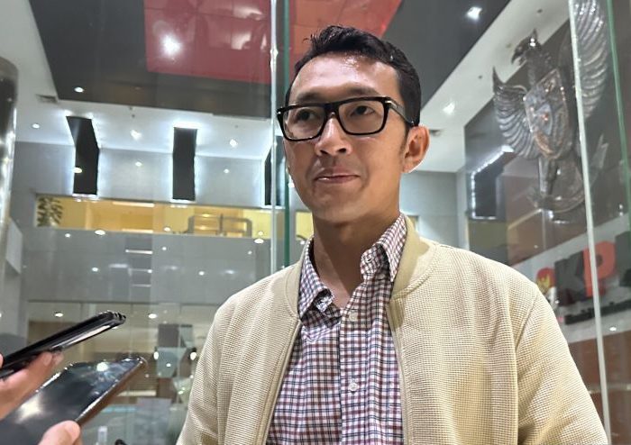 Komisi Pemberantasan Korupsi (KPK) menyatakan tengah menelaah sejumlah dokumen klarifikasi yang disampaikan oleh Menteri Koperasi dan Usaha Mikro, Kecil, dan Menengah (UMKM), Maman Abdurrahman. Klarifikasi tersebut berkaitan dengan polemik surat berkop kementerian yang mencantumkan nama istrinya, Agustina Hastarini, dalam permintaan pendampingan fasilitas dari Kedutaan Besar Republik Indonesia (KBRI) selama kunjungan ke Eropa.