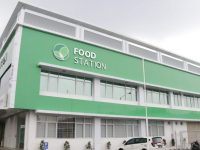 Terseretnya nama Badan Usaha Milik Daerah (BUMD) Jakarta, PT Food Station Tjipinang Jaya, dalam kasus dugaan pengoplosan beras menuai reaksi beragam. Di tengah proses pemeriksaan oleh Bareskrim Polri, Pemerintah Provinsi (Pemprov) DKI Jakarta memberikan pembelaan, sementara DPRD DKI mendesak dilakukan audit independen dan investigasi menyeluruh.