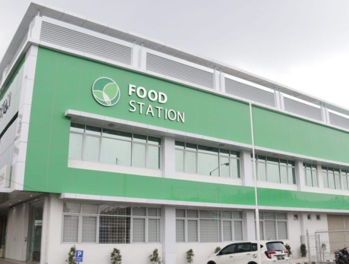 Terseretnya nama Badan Usaha Milik Daerah (BUMD) Jakarta, PT Food Station Tjipinang Jaya, dalam kasus dugaan pengoplosan beras menuai reaksi beragam. Di tengah proses pemeriksaan oleh Bareskrim Polri, Pemerintah Provinsi (Pemprov) DKI Jakarta memberikan pembelaan, sementara DPRD DKI mendesak dilakukan audit independen dan investigasi menyeluruh.