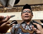 Pakar Hukum Tata Negara sekaligus mantan Menko Polhukam, Mahfud Md, mengkritik praktik rangkap jabatan yang dilakukan sejumlah wakil menteri (wamen) sebagai komisaris di badan usaha milik negara (BUMN). Ia menegaskan bahwa tindakan tersebut melanggar putusan Mahkamah Konstitusi (MK) dan berpotensi mengandung unsur tindak pidana korupsi.