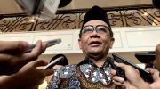 Pakar Hukum Tata Negara sekaligus mantan Menko Polhukam, Mahfud Md, mengkritik praktik rangkap jabatan yang dilakukan sejumlah wakil menteri (wamen) sebagai komisaris di badan usaha milik negara (BUMN). Ia menegaskan bahwa tindakan tersebut melanggar putusan Mahkamah Konstitusi (MK) dan berpotensi mengandung unsur tindak pidana korupsi.