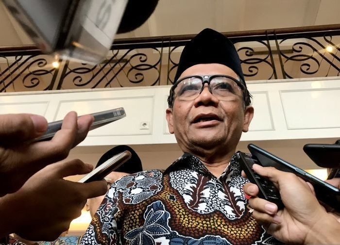 Mantan Menteri Koordinator Politik, Hukum, dan Keamanan Mahfud MD menyoroti putusan pengadilan terhadap mantan Menteri Perdagangan Thomas Trikasih Lembong dalam perkara korupsi impor gula. Dalam perbincangannya bersama Novel Baswedan.