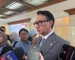 Wakil Menteri Luar Negeri (Wamenlu) RI, Arif Havas Oegroseno, menyatakan bahwa pemerintah Indonesia tengah menjajaki berbagai opsi investasi luar negeri (outbound investment), termasuk kemungkinan membangun pabrik di Amerika Serikat (AS).