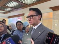 Wakil Menteri Luar Negeri (Wamenlu) RI, Arif Havas Oegroseno, menyatakan bahwa pemerintah Indonesia tengah menjajaki berbagai opsi investasi luar negeri (outbound investment), termasuk kemungkinan membangun pabrik di Amerika Serikat (AS).