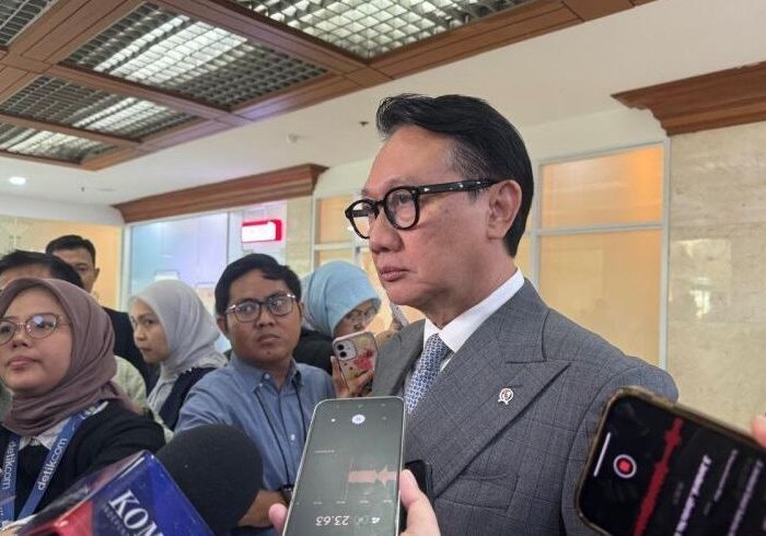 Wakil Menteri Luar Negeri (Wamenlu) RI, Arif Havas Oegroseno, menyatakan bahwa pemerintah Indonesia tengah menjajaki berbagai opsi investasi luar negeri (outbound investment), termasuk kemungkinan membangun pabrik di Amerika Serikat (AS).