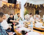 Bupati Bantaeng, Uji Nurdin, saat memimpin Rapat Koordinasi Forkopimda terkait penanganan bencana di Rumah Jabatan Bupati, Minggu malam, 6 Juli 2025.