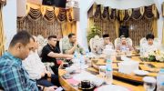 Bupati Bantaeng, Uji Nurdin, saat memimpin Rapat Koordinasi Forkopimda terkait penanganan bencana di Rumah Jabatan Bupati, Minggu malam, 6 Juli 2025.