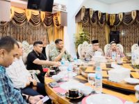 Bupati Bantaeng, Uji Nurdin, saat memimpin Rapat Koordinasi Forkopimda terkait penanganan bencana di Rumah Jabatan Bupati, Minggu malam, 6 Juli 2025.