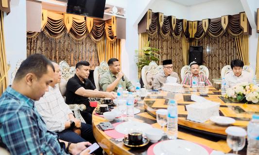 Bupati Bantaeng, Uji Nurdin, saat memimpin Rapat Koordinasi Forkopimda terkait penanganan bencana di Rumah Jabatan Bupati, Minggu malam, 6 Juli 2025.