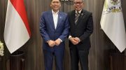 Ketua Ormas MKGR Sulsel, Taufan Pawe saat bersama Ketua Umum Ormas MKGR, Adies Kadir.