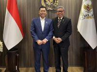 Ketua Ormas MKGR Sulsel, Taufan Pawe saat bersama Ketua Umum Ormas MKGR, Adies Kadir.