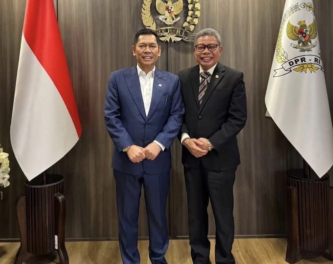 Ketua Ormas MKGR Sulsel, Taufan Pawe saat bersama Ketua Umum Ormas MKGR, Adies Kadir.