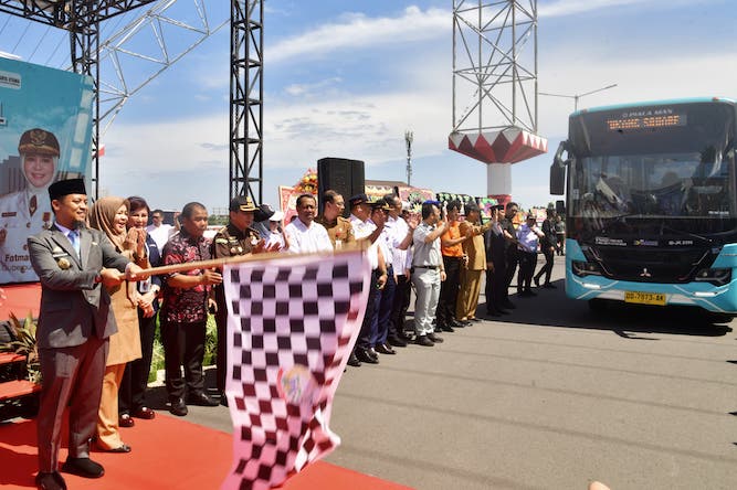 Gubernur Sulawesi Selatan, Andi Sudirman Sulaiman secara resmi meluncurkan Bus Trans Sulsel