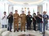 Wali Kota Makassar, Munafri Arifuddin saat bersama Kelompok Penyanyi Jalanan Kota Makassar melalui program BPJS Ketenagakerjaan.