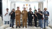 Wali Kota Makassar, Munafri Arifuddin saat bersama Kelompok Penyanyi Jalanan Kota Makassar melalui program BPJS Ketenagakerjaan.
