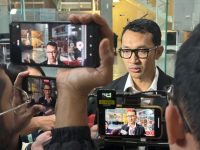 Komisi Pemberantasan Korupsi (KPK) terus mendalami dugaan praktik korupsi dalam proyek bantuan sosial (bansos) Presiden untuk penanganan Covid-19 tahun 2020. Terbaru, penyidik memeriksa dua orang saksi terkait penjualan bahan sembako kepada PT Dwimukti Graha Elektrindo (DGE), perusahaan yang diduga ikut terlibat dalam distribusi bansos.