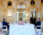 Presiden Republik Indonesia Prabowo Subianto menghadiri jamuan santap malam privat yang diselenggarakan oleh Presiden Prancis Emmanuel Macron di Istana Élysée, Paris, Senin malam (14/7/2025). Momen ini menandai penguatan hubungan bilateral antara Indonesia dan Prancis di tengah dinamika geopolitik global.