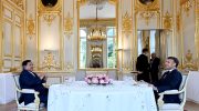 Presiden Republik Indonesia Prabowo Subianto menghadiri jamuan santap malam privat yang diselenggarakan oleh Presiden Prancis Emmanuel Macron di Istana Élysée, Paris, Senin malam (14/7/2025). Momen ini menandai penguatan hubungan bilateral antara Indonesia dan Prancis di tengah dinamika geopolitik global.