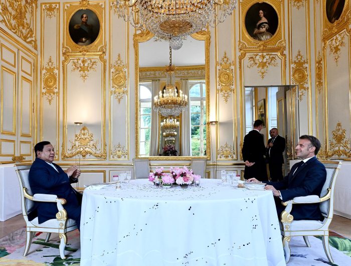 Presiden Republik Indonesia Prabowo Subianto menghadiri jamuan santap malam privat yang diselenggarakan oleh Presiden Prancis Emmanuel Macron di Istana Élysée, Paris, Senin malam (14/7/2025). Momen ini menandai penguatan hubungan bilateral antara Indonesia dan Prancis di tengah dinamika geopolitik global.
