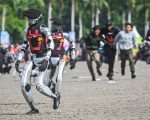 Kapolri Jenderal Pol. Listyo Sigit Prabowo memastikan bahwa kehadiran robot polisi dalam perayaan Hari Bhayangkara ke-79 di Monas, Jakarta, tidak menggunakan anggaran negara. Ia menegaskan bahwa proyek tersebut masih berada pada tahap uji coba, bukan pembelian resmi.
