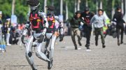 Kepolisian Negara Republik Indonesia (Polri) tengah menguji coba penggunaan robot untuk mendukung tugas dan pelayanan publik ke depan. Uji coba ini dipamerkan dalam perayaan Hari Bhayangkara ke-79 di Monas, Jakarta Pusat, Selasa (1/7/2025), dengan menampilkan 30 unit robot berbagai tipe.