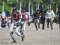 Kepolisian Negara Republik Indonesia (Polri) tengah menguji coba penggunaan robot untuk mendukung tugas dan pelayanan publik ke depan. Uji coba ini dipamerkan dalam perayaan Hari Bhayangkara ke-79 di Monas, Jakarta Pusat, Selasa (1/7/2025), dengan menampilkan 30 unit robot berbagai tipe.