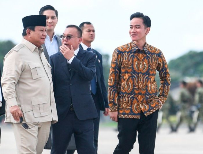 Analis komunikasi politik Hendri Satrio atau Hensa menilai ada perubahan signifikan dalam sikap dan penampilan Wakil Presiden Republik Indonesia, Gibran Rakabuming Raka, dalam beberapa waktu terakhir. Menurut Hensa, perubahan tersebut mencerminkan kesadaran politik Gibran bahwa masa depannya lebih bergantung pada Presiden Prabowo Subianto dibandingkan ayahnya, Presiden ke-7 RI, Joko Widodo.