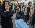 Lebih dari 798 warga Palestina dilaporkan tewas diberondong peluru oleh tentara Israel saat mengantre bantuan kemanusiaan sejak akhir Mei 2025. Laporan memilukan ini dirilis oleh Kantor Komisaris Tinggi PBB untuk Hak Asasi Manusia (OHCHR), menunjukkan eskalasi kekerasan terhadap penduduk sipil yang mencari pertolongan di tengah krisis pangan dan blokade berkepanjangan.