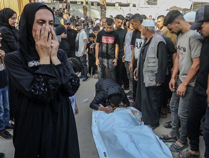 Lebih dari 798 warga Palestina dilaporkan tewas diberondong peluru oleh tentara Israel saat mengantre bantuan kemanusiaan sejak akhir Mei 2025. Laporan memilukan ini dirilis oleh Kantor Komisaris Tinggi PBB untuk Hak Asasi Manusia (OHCHR), menunjukkan eskalasi kekerasan terhadap penduduk sipil yang mencari pertolongan di tengah krisis pangan dan blokade berkepanjangan.