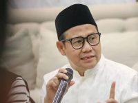 Pemerintah menegaskan akan menghentikan penyaluran bantuan sosial (bansos) kepada warga penerima yang terbukti menggunakan dana bantuan untuk berjudi secara daring. Menteri Koordinator Bidang Pemberdayaan Masyarakat, Abdul Muhaimin Iskandar, menyatakan bahwa rekening penerima bansos yang terlibat dalam aktivitas judi online langsung ditutup.