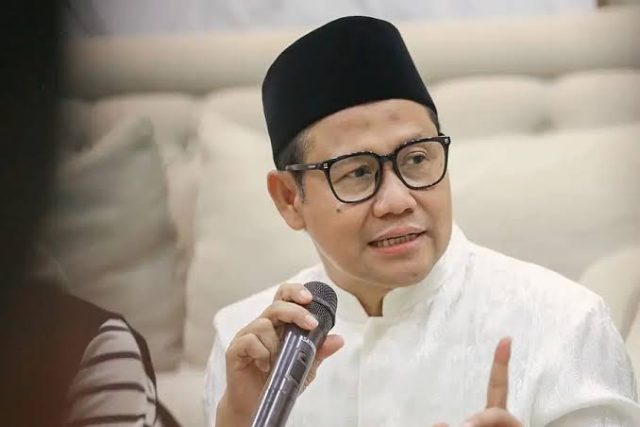 Pemerintah menegaskan akan menghentikan penyaluran bantuan sosial (bansos) kepada warga penerima yang terbukti menggunakan dana bantuan untuk berjudi secara daring. Menteri Koordinator Bidang Pemberdayaan Masyarakat, Abdul Muhaimin Iskandar, menyatakan bahwa rekening penerima bansos yang terlibat dalam aktivitas judi online langsung ditutup.