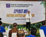 Presiden Joko Widodo menghadiri Reuni 45 Tahun Angkatan 1980 Fakultas Kehutanan Universitas Gadjah Mada (UGM) di kampus setempat Sabtu pagi (26/7/2025). Kehadirannya disambut hangat oleh para alumni dan panitia acara.