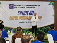 Presiden Joko Widodo menghadiri Reuni 45 Tahun Angkatan 1980 Fakultas Kehutanan Universitas Gadjah Mada (UGM) di kampus setempat Sabtu pagi (26/7/2025). Kehadirannya disambut hangat oleh para alumni dan panitia acara.