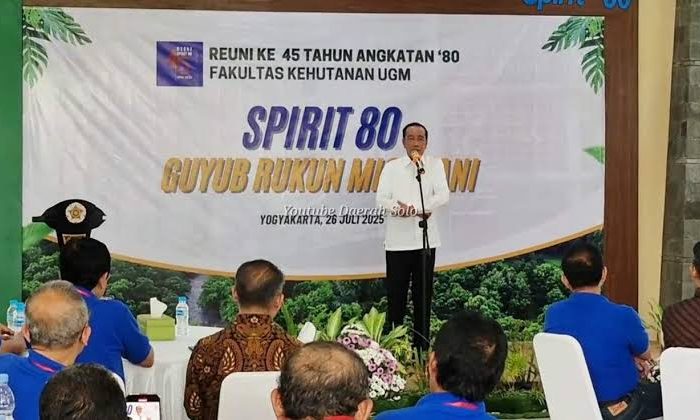 Presiden Joko Widodo menghadiri Reuni 45 Tahun Angkatan 1980 Fakultas Kehutanan Universitas Gadjah Mada (UGM) di kampus setempat Sabtu pagi (26/7/2025). Kehadirannya disambut hangat oleh para alumni dan panitia acara.