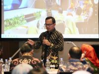 Wamen Dalam Negeri Bima Arya menyatakan sikap terbuka terhadap wacana pengembalian pemilihan kepala daerah (Pilkada) melalui DPRD. Namun, ia menegaskan tidak sepakat jika alasan utama usulan tersebut hanya karena tingginya ongkos politik dalam pilkada langsung.