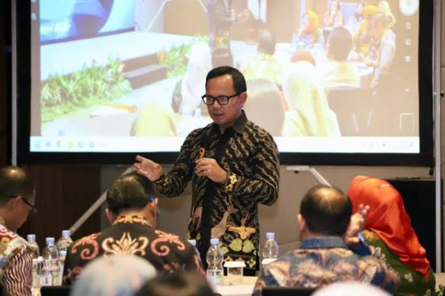 Wamen Dalam Negeri Bima Arya menyatakan sikap terbuka terhadap wacana pengembalian pemilihan kepala daerah (Pilkada) melalui DPRD. Namun, ia menegaskan tidak sepakat jika alasan utama usulan tersebut hanya karena tingginya ongkos politik dalam pilkada langsung.